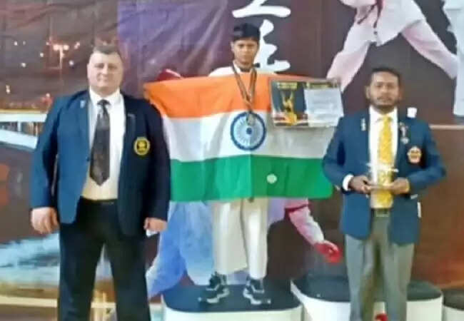 बिहार की बेटी अनुष्का ने रूस में कराटे विश्व कप में जीता सिल्वर मेडल