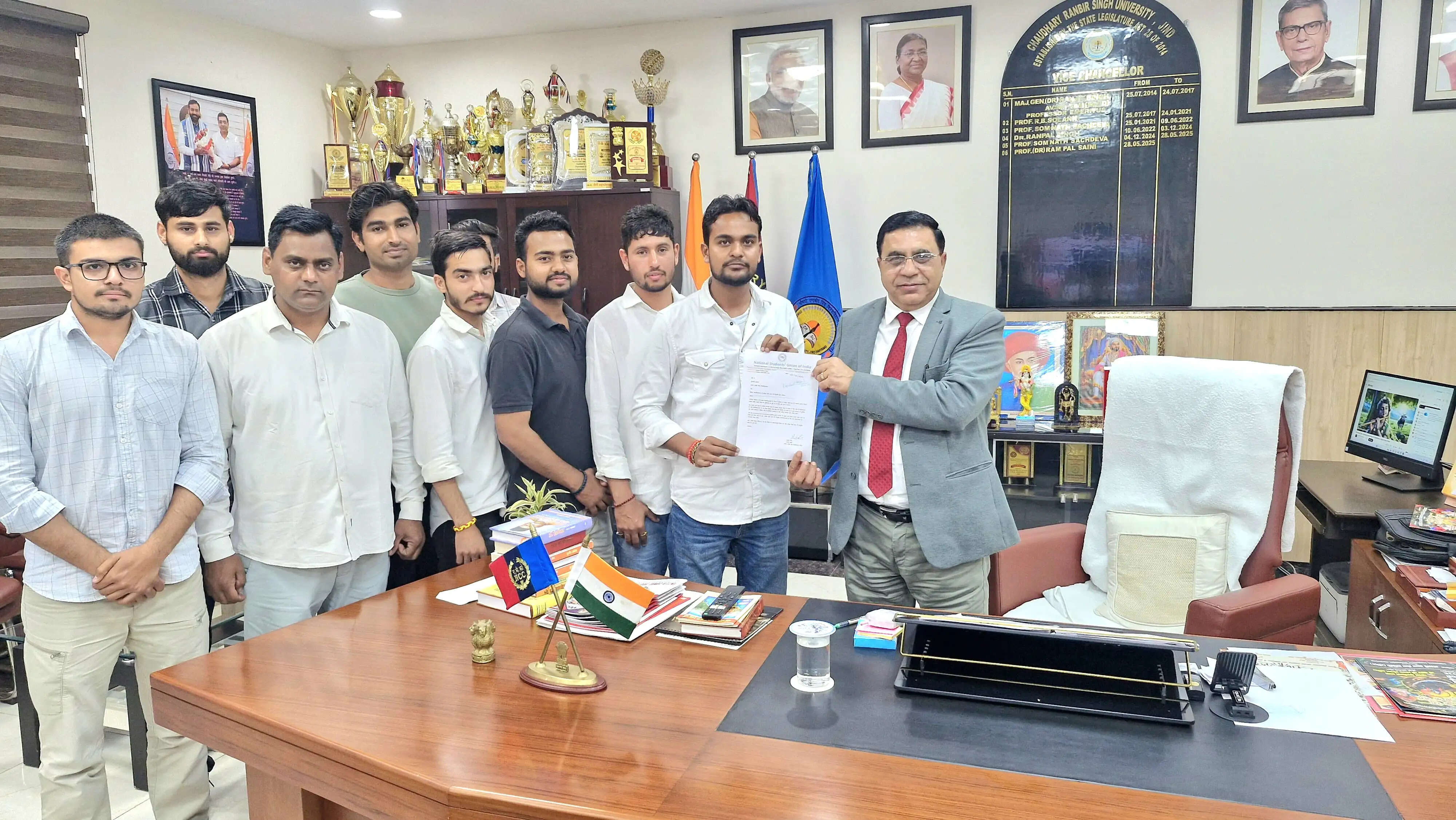 जींद : विश्वविद्यालय में छात्राओं की सुरक्षा को लेकर कुलपति को सौंपा ज्ञापन