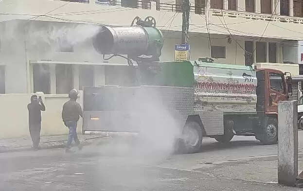 कानपुर की सड़कों पर स्प्रिंकलर से जल छिड़काव बंद हो : सपा विधायक