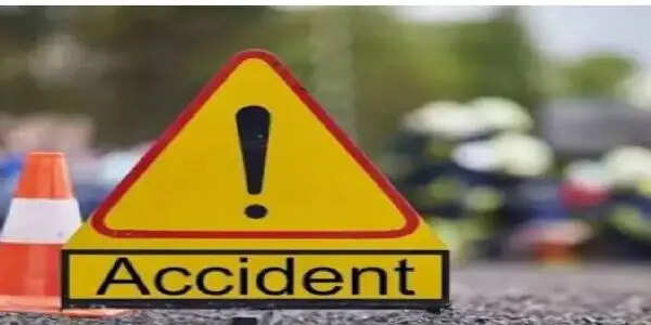 मोटर साइकिल डिवाइडर से टकराने से युवक की मौत, दो घायल
