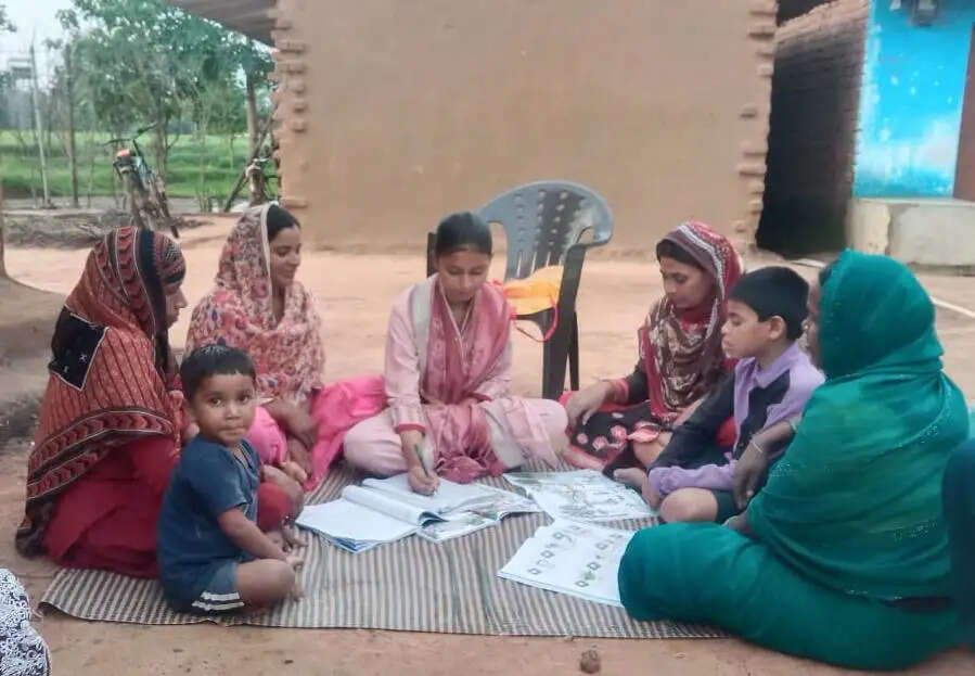 बलरामपुर : उल्लास केंद्रों में पढ़ना-लिखना सीख रहे असाक्षर