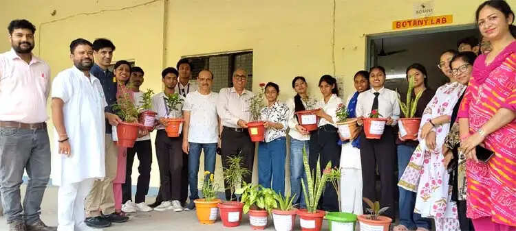 एसएमजेएन कॉलेज में पौधारोपण अभियान, विद्यार्थियों ने दिया पर्यावरण संरक्षण का संदेश