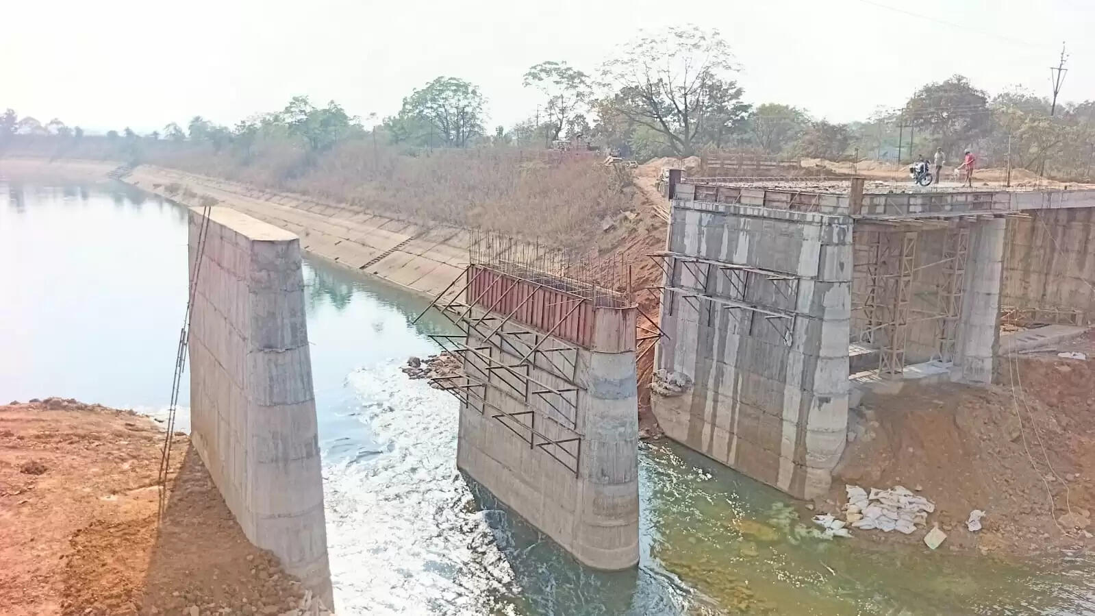 महानदी मुख्य नहर पर पुल निर्माण का कलेक्टर ने किया निरीक्षण