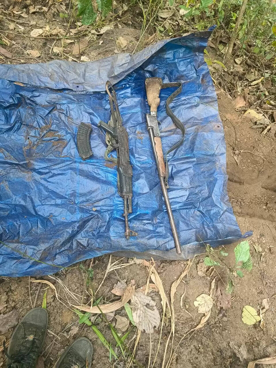 छत्तीसगढ़ के धमतरी-गर‍ियाबंद के जंगलों से नक्सलियों का हथियार डम्प बरामद