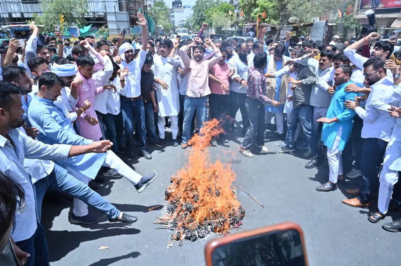 राहुल गांधी के बयान पर भाजपा प्रदेश मुख्यालय से चौमूं हाउस सर्किल तक जुलूस निकाल फूंका पुतला