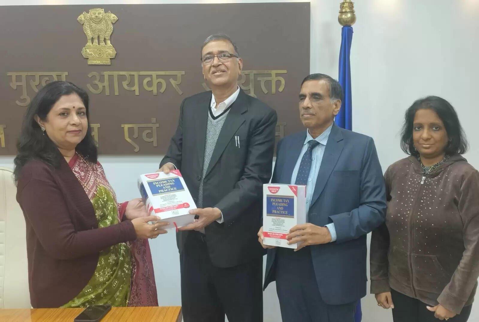 आय कर से संबंधित पुस्तक इनकम टैक्स प्लीडिंग एंड प्रैक्टिस का विमोचन