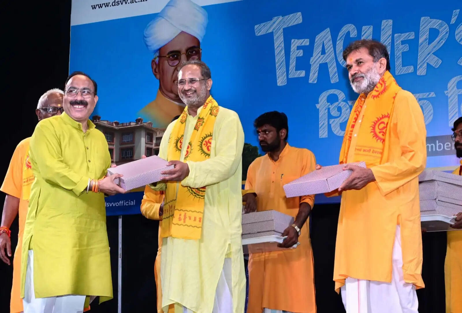 शिक्षक विद्यार्थियों में जगाते हैं श्रेष्ठ जीवन की चेतना : डॉ. प्रणव पण्ड्या