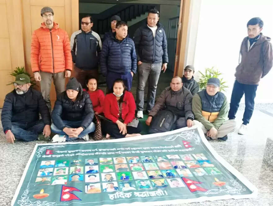 नेपाल में प्रधानमंत्री कार्यालय के मुख्य द्वार पर जेन-जी शहीद परिवारों का धरना