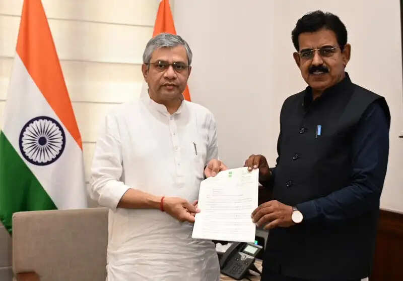 रेल मंत्री से मिले इंदौर सांसद लालवानी, सिंहस्थ-2028 को लेकर रेल सेवाओं के विस्तार की रखी मांग