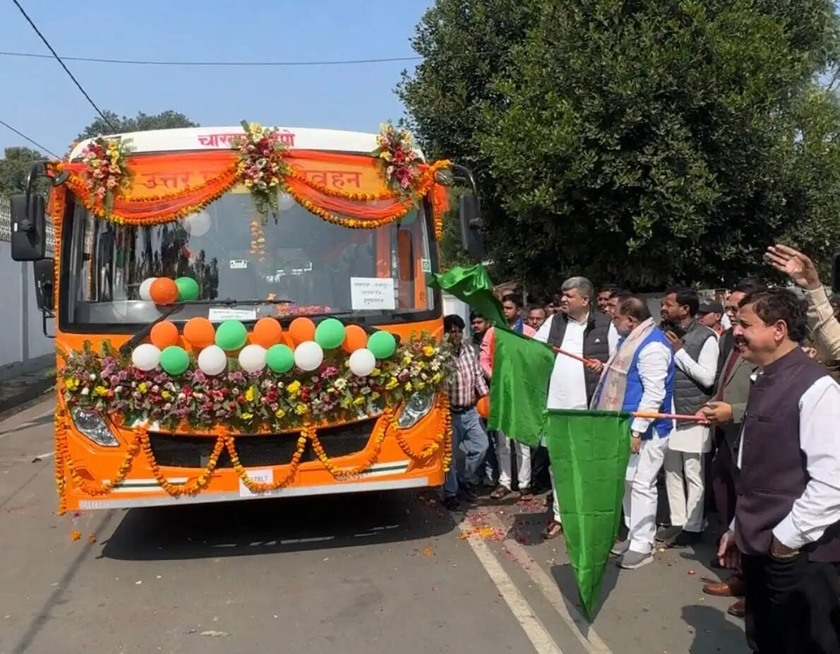 धाता क्षेत्र को मिली बड़ी सौगात, कैबिनेट मंत्री ने हरी झंडी दिखाकर लखनऊ के लिए शुरू की बससेवा