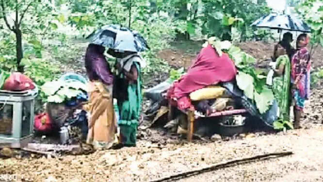 कांकेर में दो परिवार के मूल धर्म में वापसी से इनकार के बाद गांव से बेदखल कर दिया