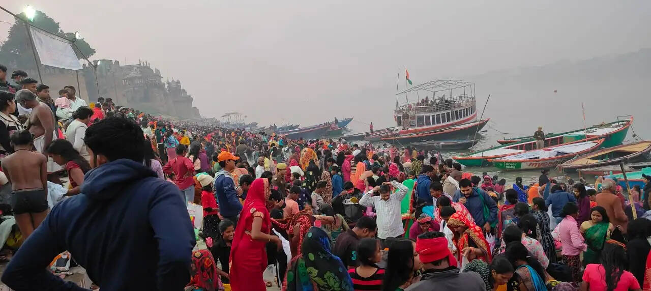 वाराणसी में कार्तिक पूर्णिमा पर लाखों श्रद्धालुओं ने किया गंगा स्नान