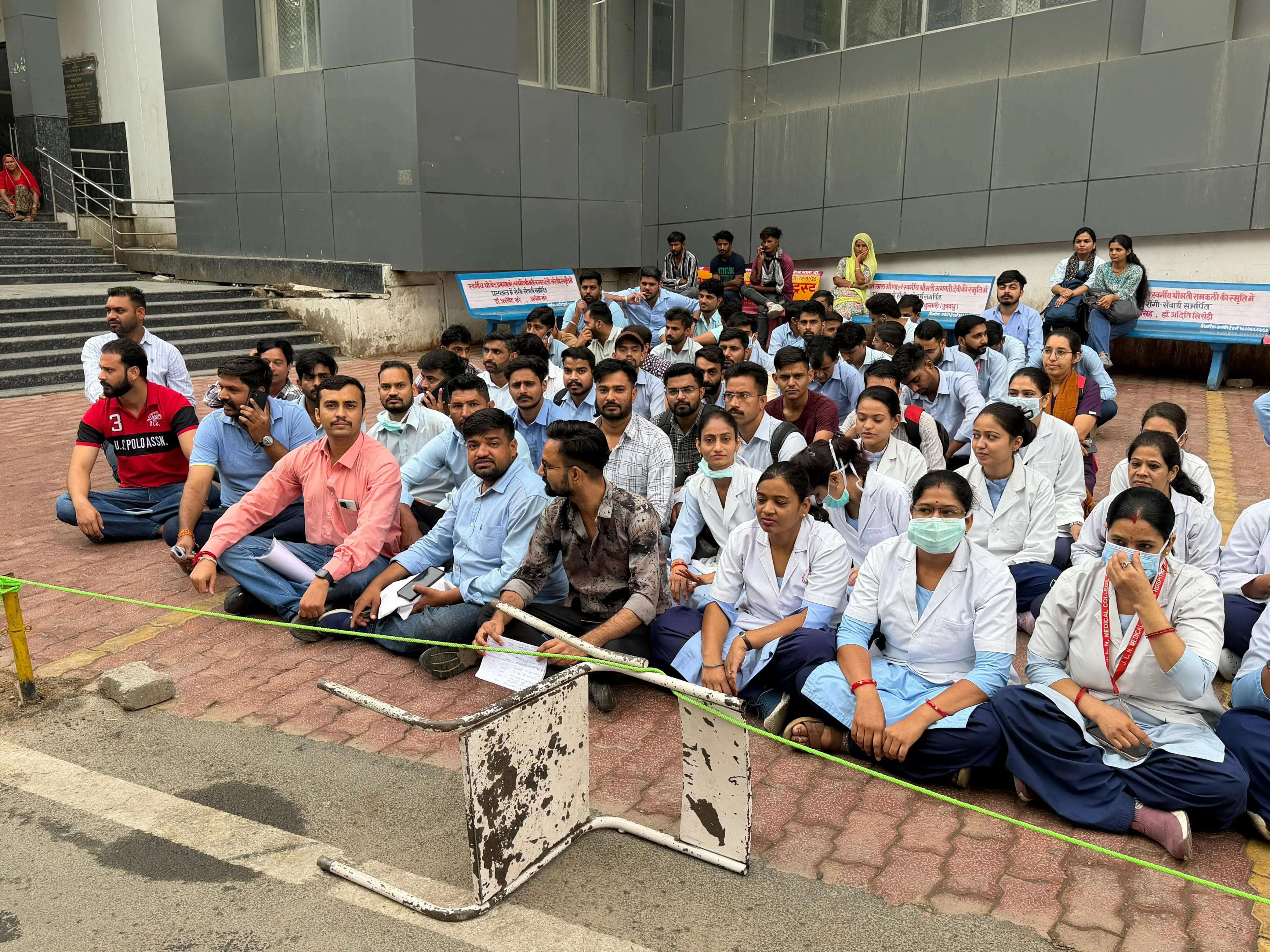 जेएलएन मेडिकल कॉलेज के नर्सिंग संविदा कर्मियों की बिना सूचना सेवा समाप्त करने से रोष
