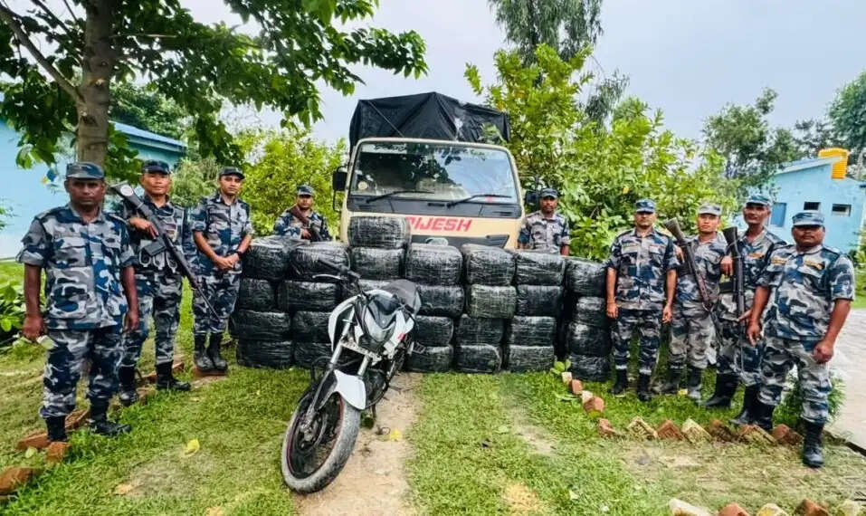 नेपाल से भारत ले जाया जा रहा 922 किलोग्राम गांजा बरामद