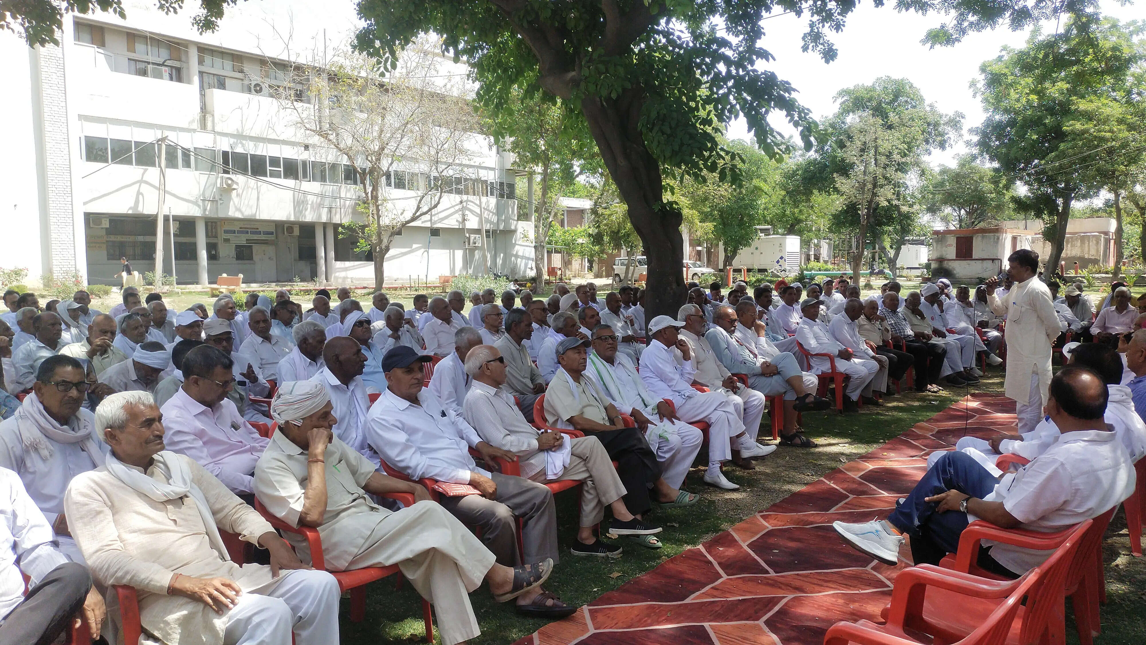 कैथल: पेंशनरों ने किया आक्रोश प्रदर्शन, सौंपा ज्ञापन