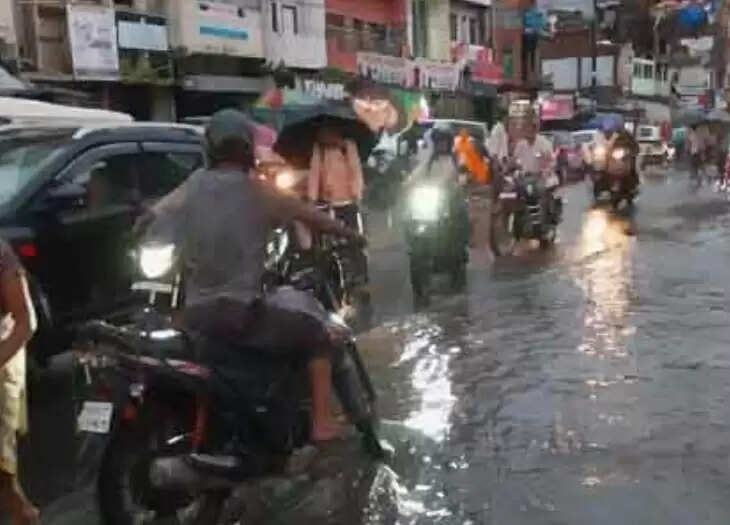 रांची में बारिश से सड़कें डूबीं, लोग परेशान