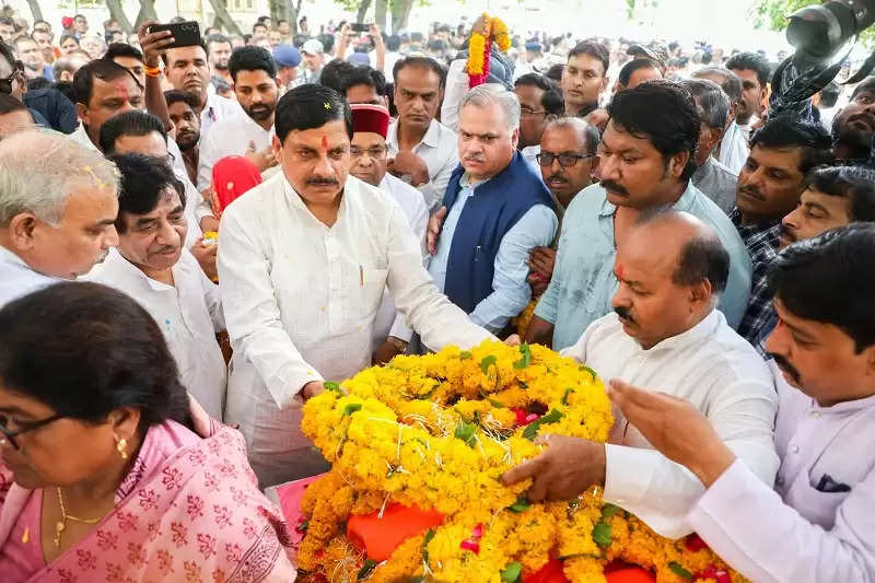 उज्जैनः पूर्व केंद्रीय मंत्री जटिया की पत्नी का अंतिम संस्कार, मुख्यमंत्री समेत कई मंत्री-विधायक हुए शामिल