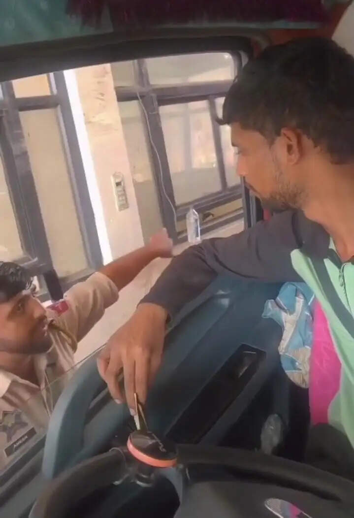 लखनपुर एंट्री वसूली मामले में बड़ी कार्रवाई, पुलिसकर्मी सेवा से हटाया