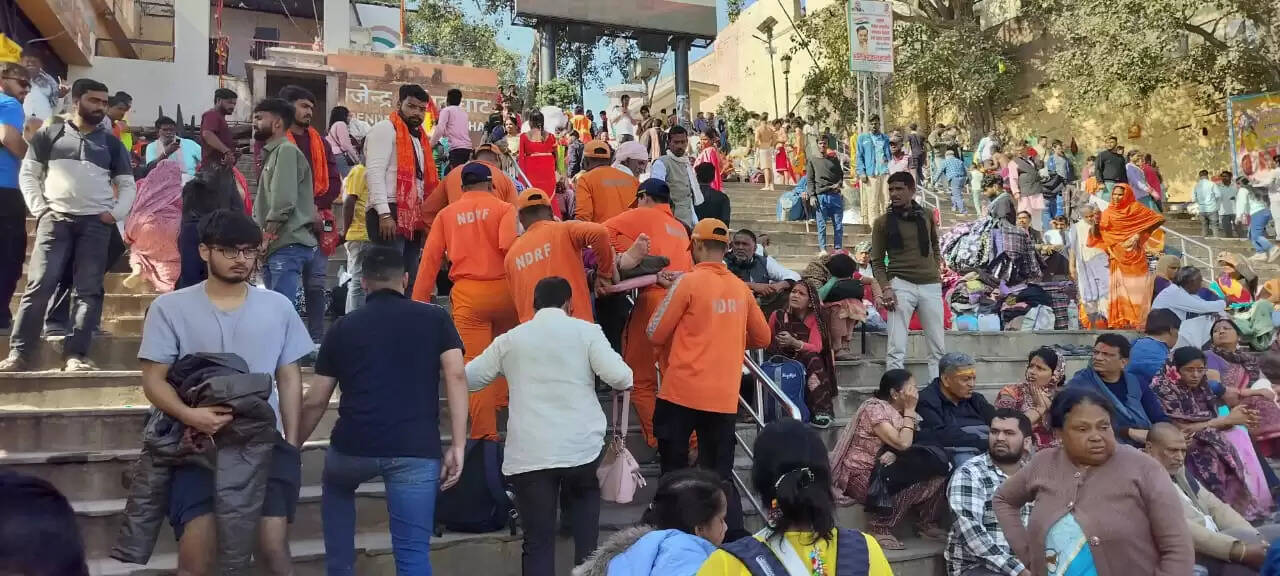 एनडीआरएफ के जवानों ने गंगाघाट पर गिरी महिला की जान बचाई, त्वरित चिकित्सा