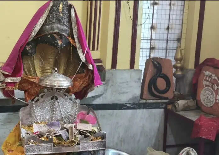 नाग पंचमी पर नाहन के नाग नवनी मंदिर में उमड़े श्रद्धालु, दूध से हुआ नाग देवता का पूजन