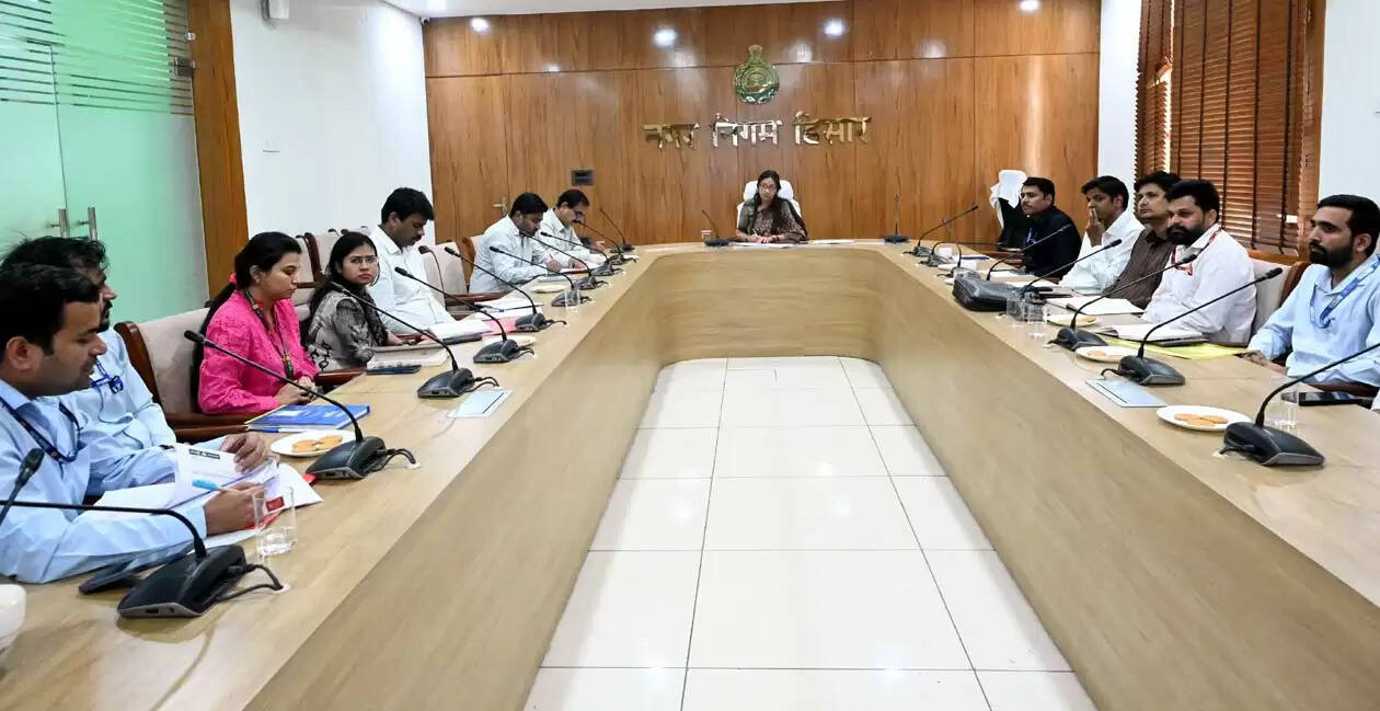 हिसार : लाभार्थियों को बिना देरी के बैंक दे योजना का लाभ : शालिनी चेतल