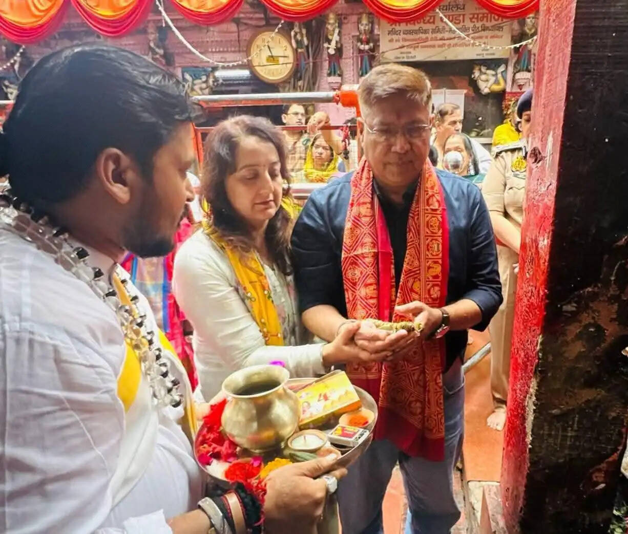एडीजी जोन ने परिवार संग मां विंध्यवासिनी का दर्शन-पूजन किया