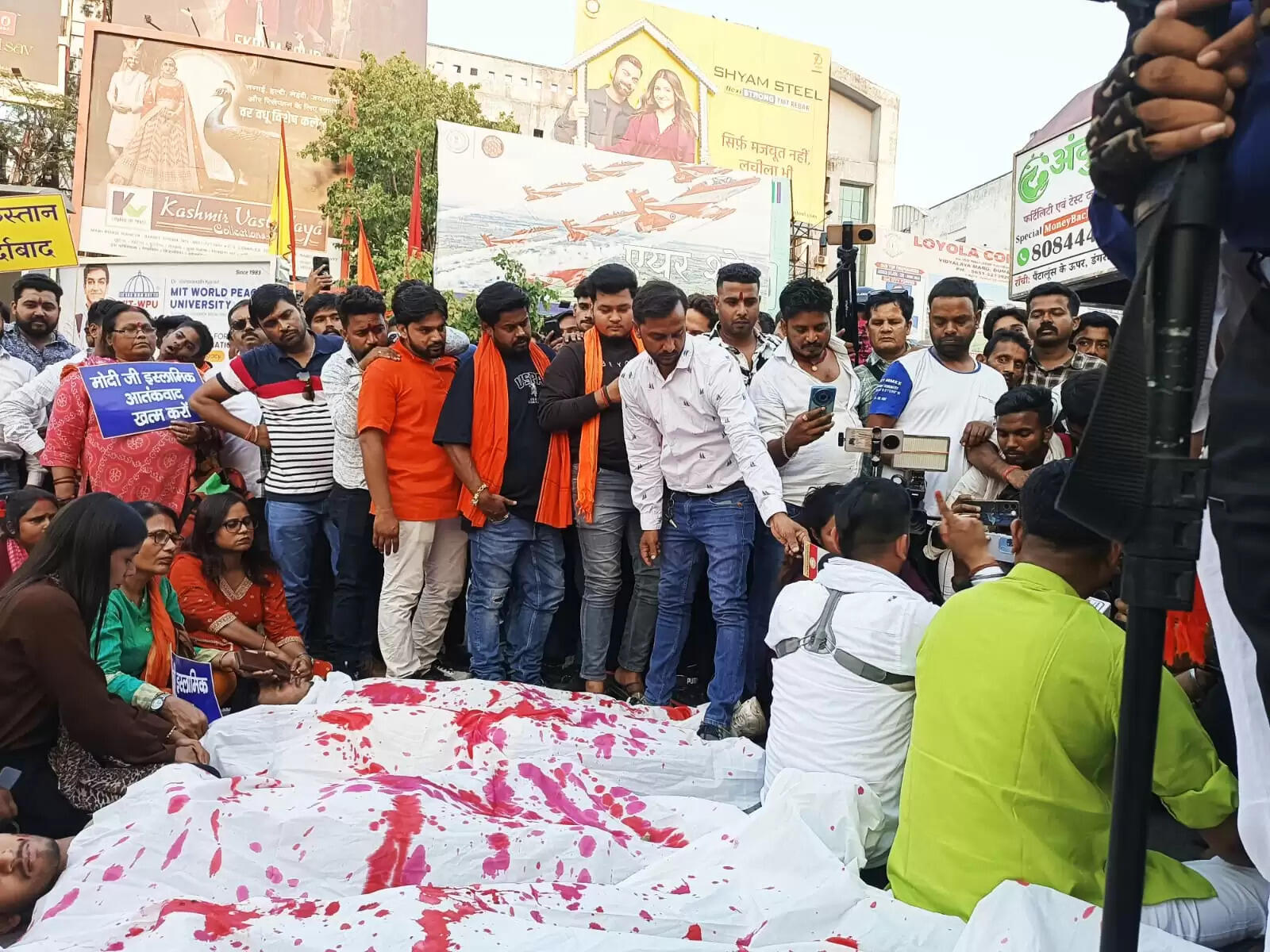 विहिप-बजरंग दल ने आक्रोश मार्च निकाला, आंतकवाद का पुतला फूंका