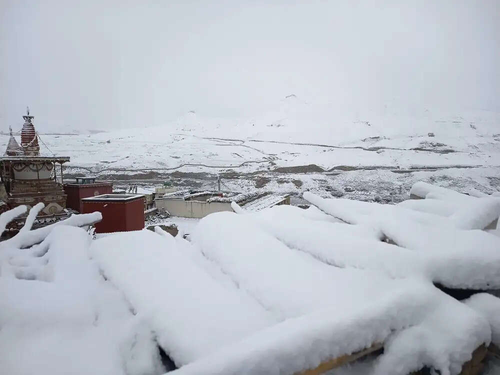 नेपाल के प्रसिद्ध धार्मिक क्षेत्र मुक्तिनाथ मंदिर और आसपास में भारी बर्फबारी