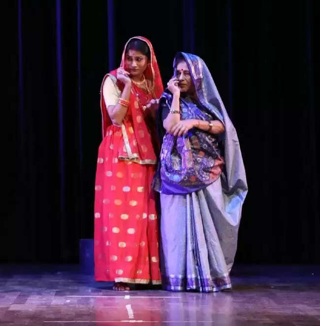 मर्मस्पर्शी नाटक “बंटवारे की आग“ से नौटंकी समारोह की शुरुआत