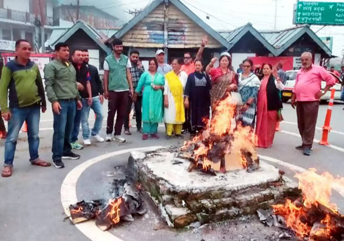 महिला अपराध पर कांग्रेस का विरोध प्रदर्शन, उत्तराखंड सरकार का फूंका पुतला