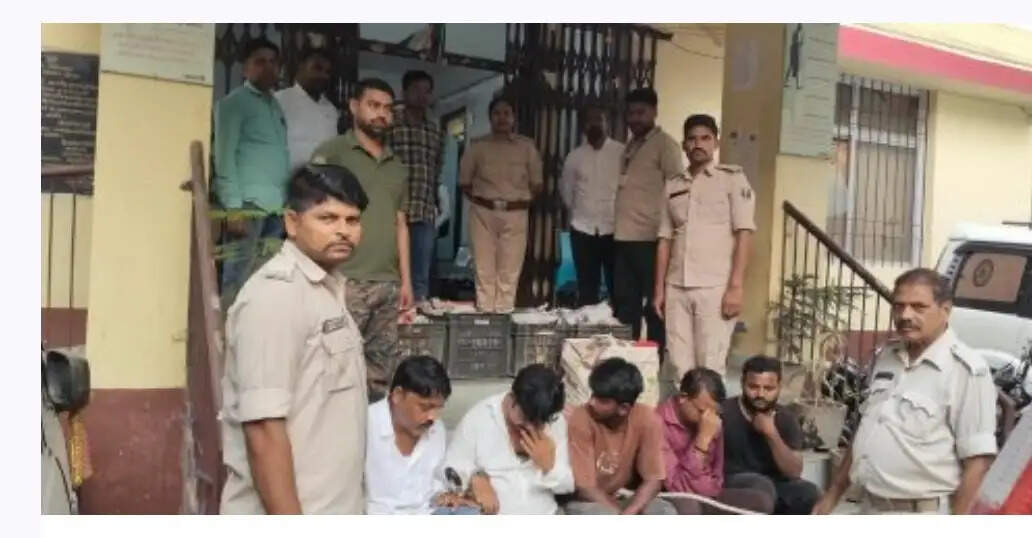कार के सीक्रेट तहखाना से शराब बरामद, 5 तस्कर गिरफ्तार