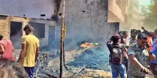 होली के बीच टेंट हाउस के गोदाम में लगी आग,दमकलकर्मियों की मशक्कत के बाद पाया गया काबू