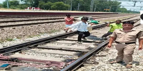 चुड़ियाला रेलवे स्टेशन पर ट्रेन से गिरकर युवक की मौत
