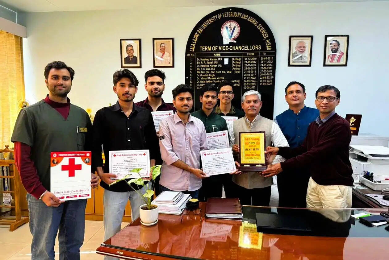 हिसार : लुवास टीम ने युवा रेडक्रॉस शिविर में जीता ‘बेस्ट टीम’ पुरस्कार