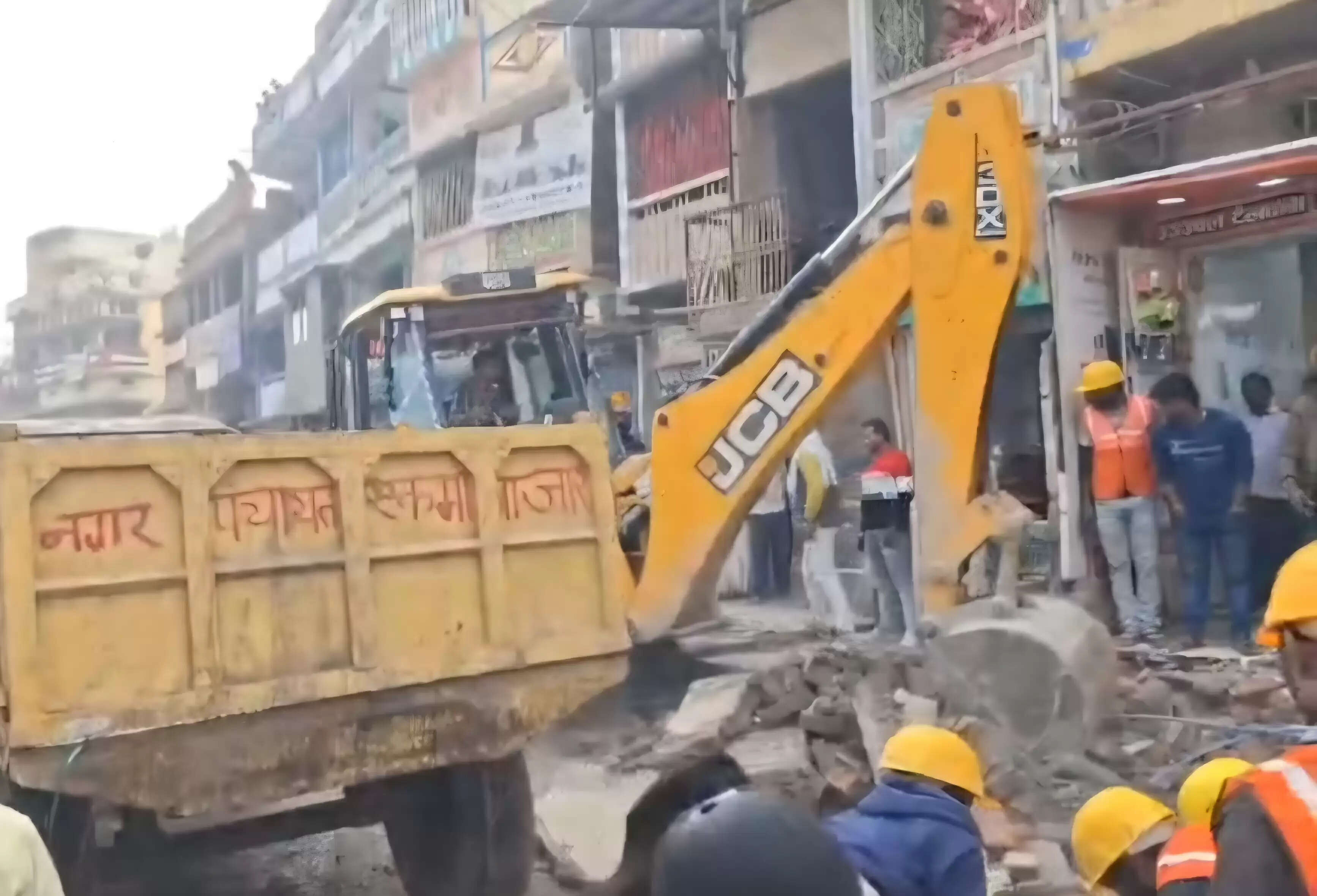 एकमा नगर पंचायत में चला प्रशासन का बुलडोजर