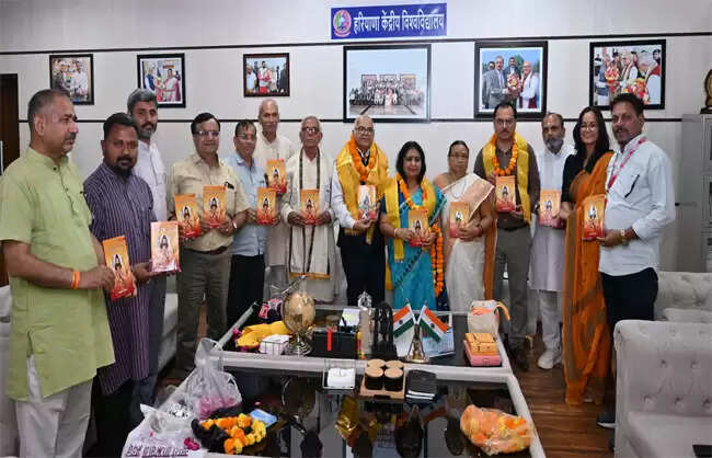 नारनौलः केंद्रीय विश्वविद्यालय के कुलपति ने किया ‘भगवान परशुराम काव्य संग्रह’ का विमोचन