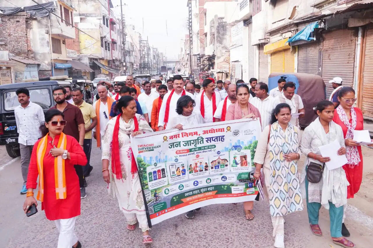 महापौर ने फतेहगंज से गुदड़ी बाजार चौराहा तक निकाली पदयात्रा