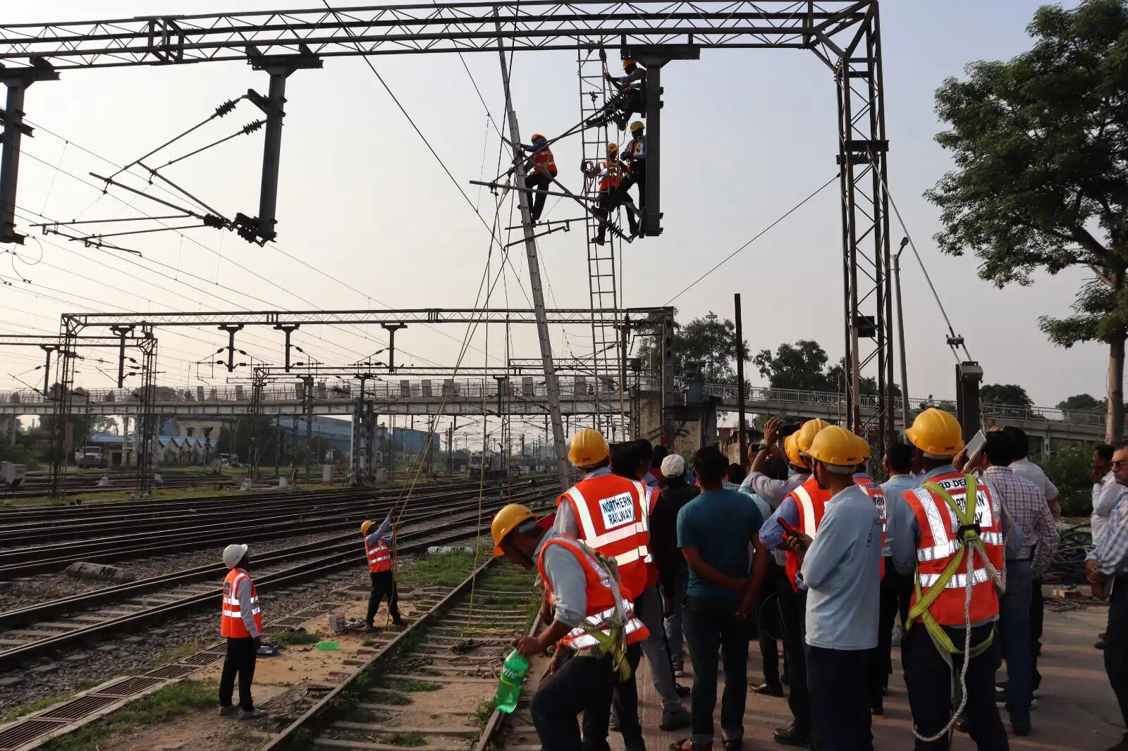 मुरादाबाद मंडल में ओएचई कौशल उत्कृष्टता प्रतियोगिता-2026 के फाइनल में बरेली डिपो की टीम ने जीता खिताब