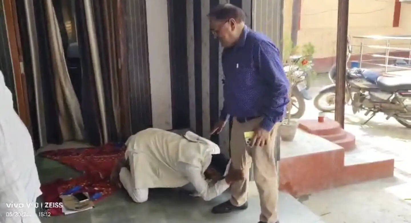 भ्रष्टाचार के खिलाफ युवक का बीडीओ कार्यालय पर धरना प्रदर्शन और आमरण अनशन