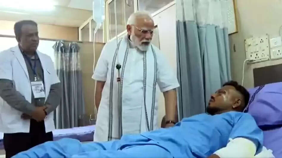 प्रधानमंत्री मोदी ने अहमदाबाद प्लेन क्रैश में जिंदा बचे एकमात्र यात्री रमेश विश्वास कुमार से की अस्पताल में मुलाकात,जाना हालचाल