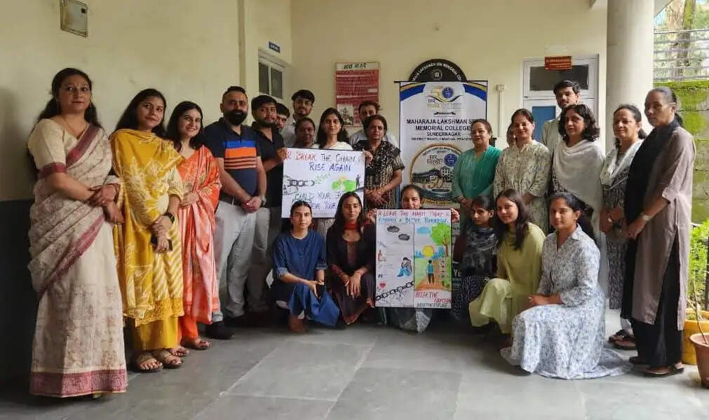 नशा निवारण पर पोस्टर मेकिंग व नारा लेखन का आयोजन