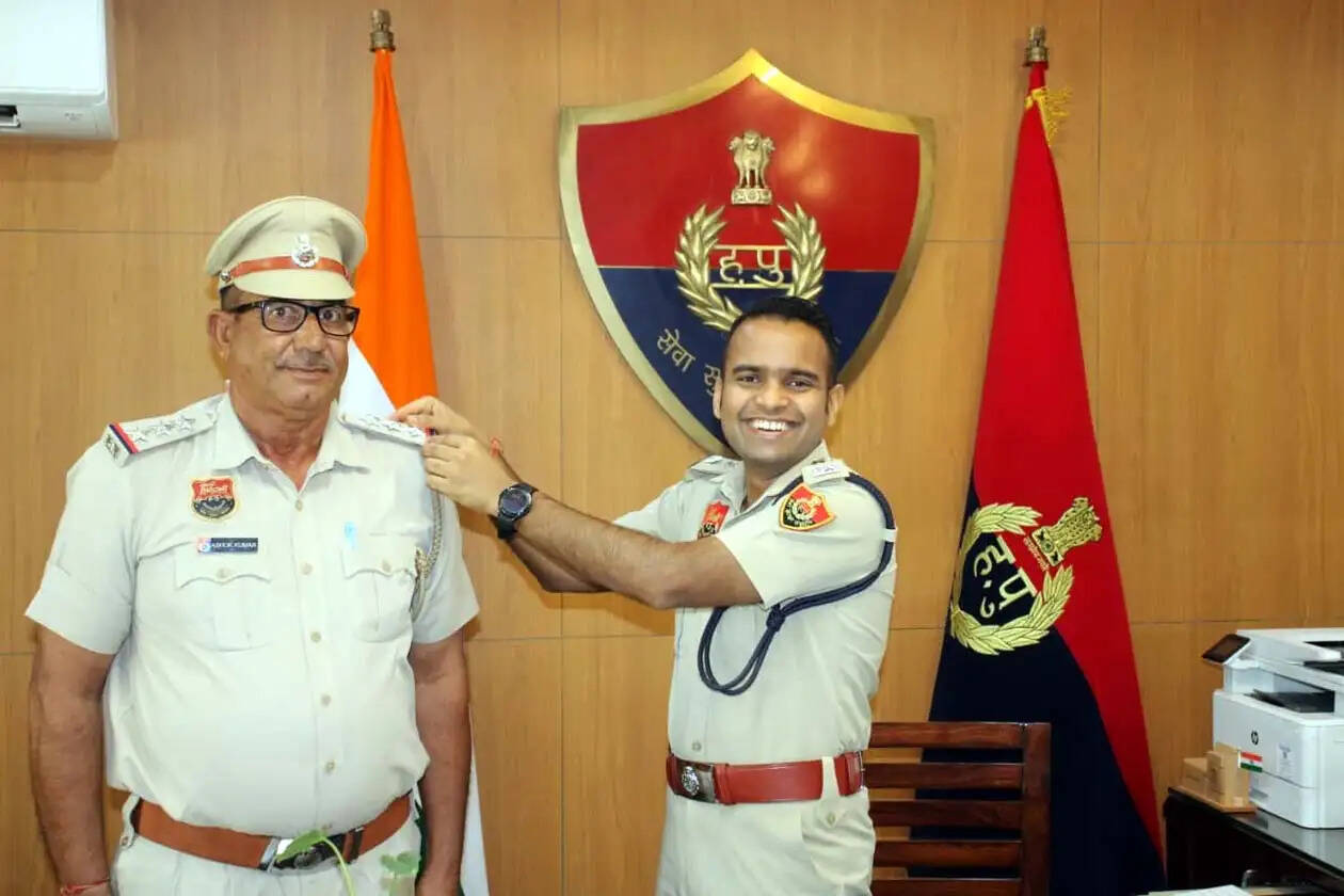 हिसार : ईएसआई अशोक कुमार बने ऑनरेरी इंस्पेक्टर, एसपी सिद्धांत जैन ने स्टार लगाकर दी बधाई