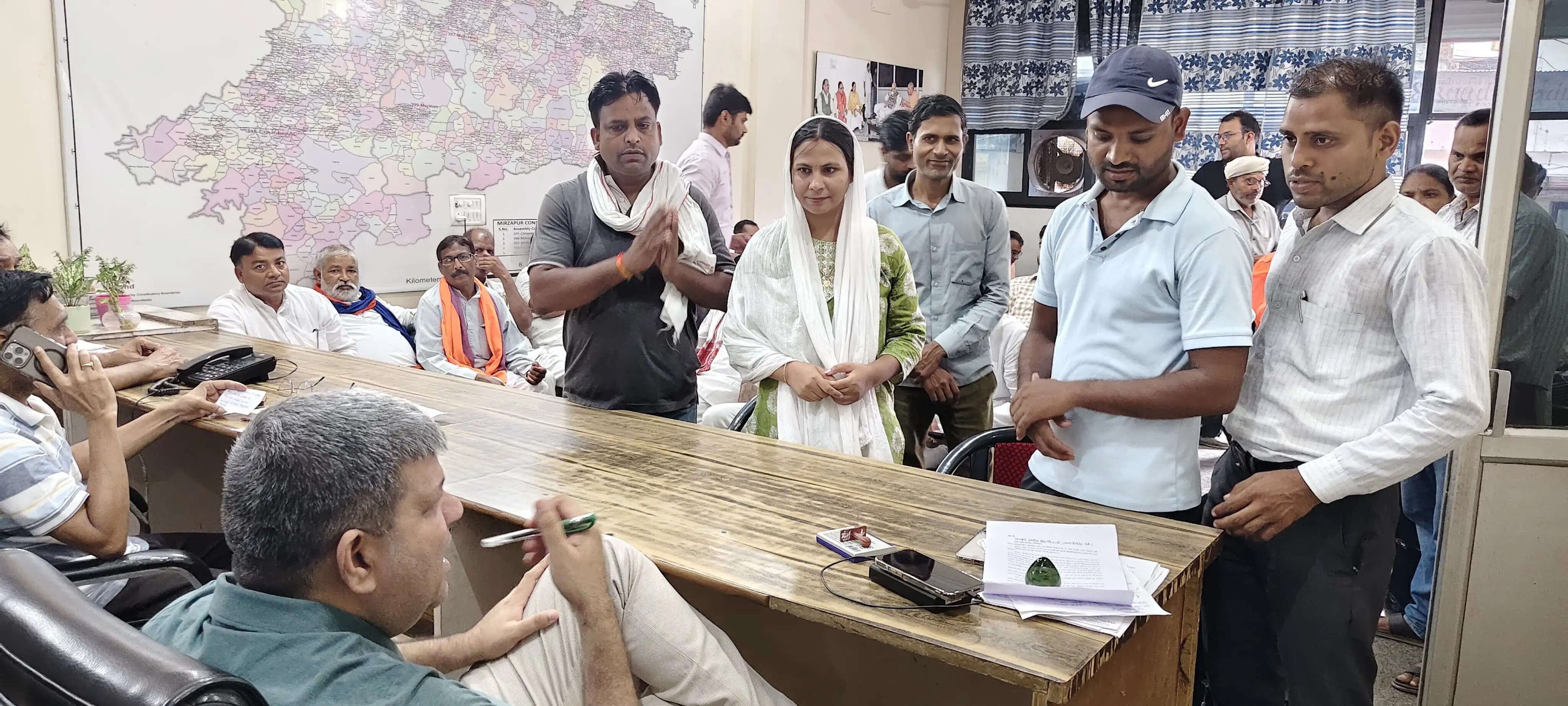 जनसंवाद में कैबिनेट मंत्री आशीष पटेल ने सुनीं लोगों की समस्याएं