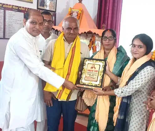 ज्वाला देवी सरस्वती विद्या मंदिर की पूर्व छात्रा दिव्या आईटी इंस्पेक्टर बनीं, प्रधानाचार्य ने किया सम्मानित