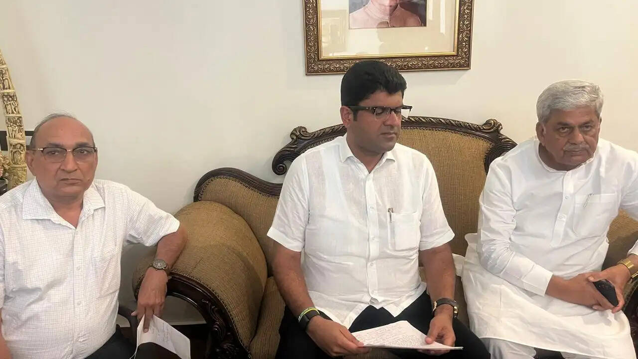 सिरसा: पूर्व डिप्टी सीएम ने बिजली लाइसेंस निजी हाथों में सौंपने पर सरकार को घेरा