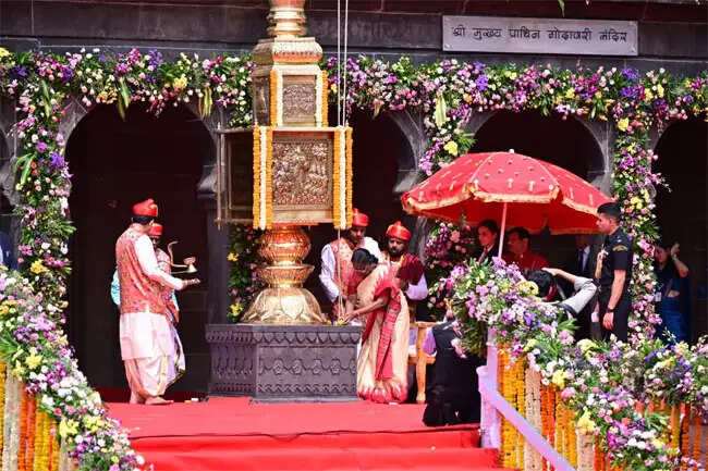 महाराष्ट्र के नासिक में राष्ट्रपति ने सिंहस्थ धर्मध्वज फहरा कर नासिक-त्र्यंबकेश्वर कुंभ पर्व का किया शुभारंभ