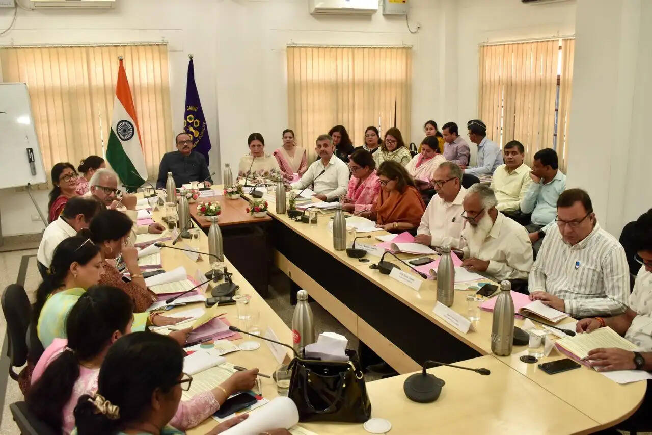 क्लस्टर यूनिवर्सिटी जम्मू की अकादमिक काउंसिल बैठक में अहम शैक्षणिक सुधारों को मंजूरी