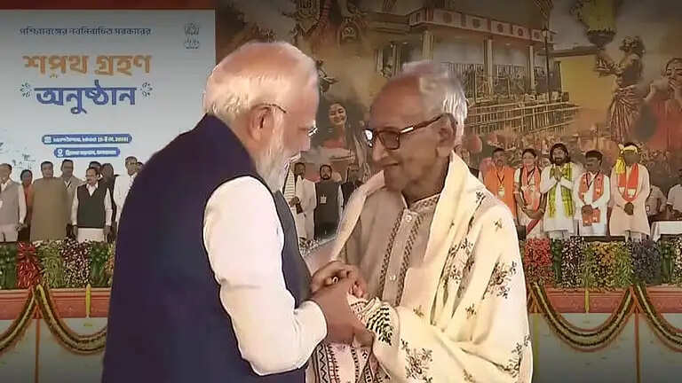 पीएम मोदी ने मंच पर छूए डाॅ. श्यामा प्रसाद मुखर्जी के सहयोगी माखनलाल सरकार के पैर