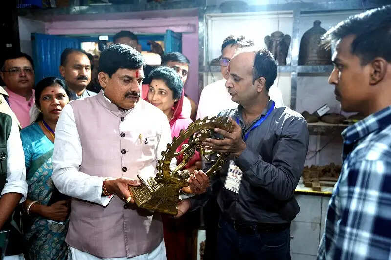 मप्रः मुख्यमंत्री टीकमगढ़ में शिल्पकार के घर पहुंचे, पारम्परिक पीतल शिल्प कला की सराहना की