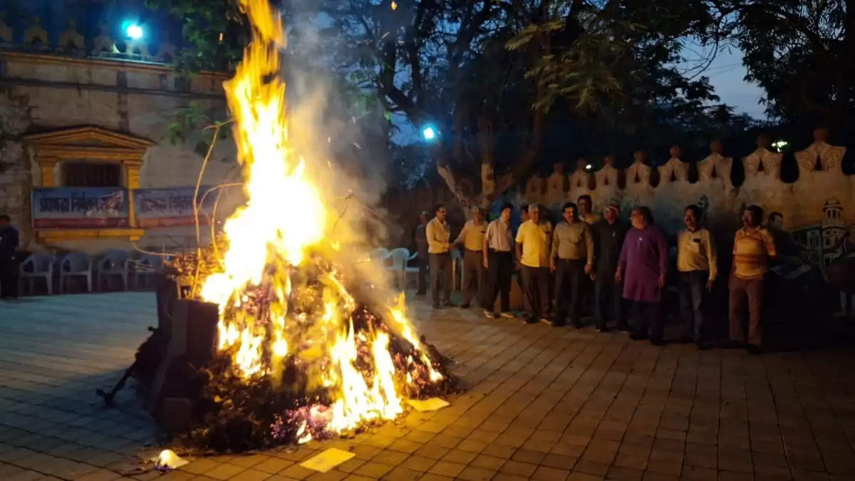 कहीं सामाजिक कुरीतियों का प्रतीकात्मक दहन तो कहीं लोग नंगे पांव अंगारों पर चलते नजर आये